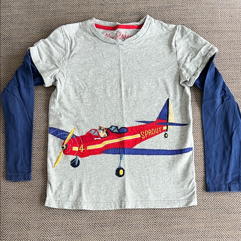 Mini Boden Gray and Navy appliqué dog in Airplane Long Sleeve Tee size 9–10Y